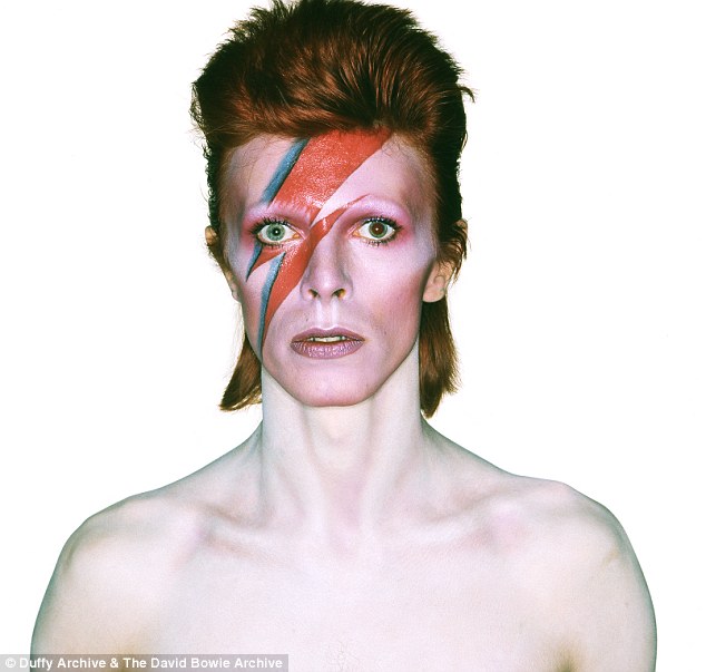 0D30A81300000514-3393470-Iconic_This_photograph_of_Bowie_in_character_for_the_album_Aladd-a-44_1452502027055