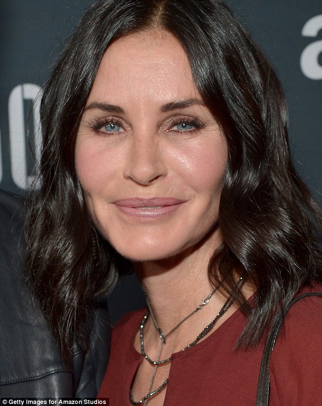 2B82A13E00000578-3206106-Something_has_changed_When_Courteney_Cox_stepped_out_to_the_Amaz-m-21_1440166392558
